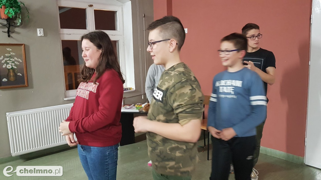 Wieczorne rozmowy między regałami