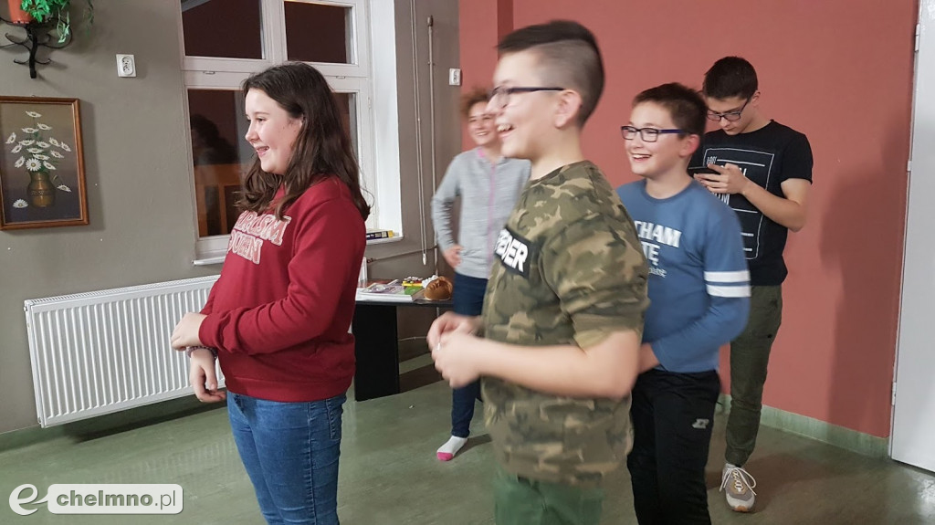 Wieczorne rozmowy między regałami