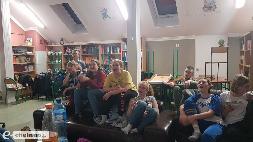 Wieczorne rozmowy między regałami