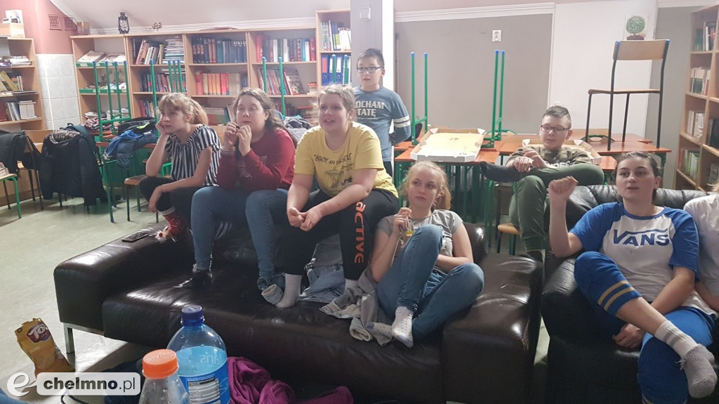 Wieczorne rozmowy między regałami