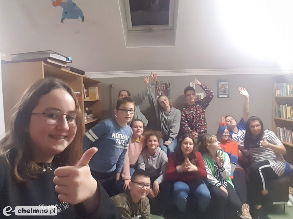 Wieczorne rozmowy między regałami