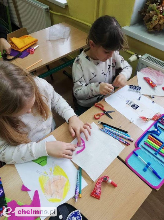 Wieczorne rozmowy między regałami