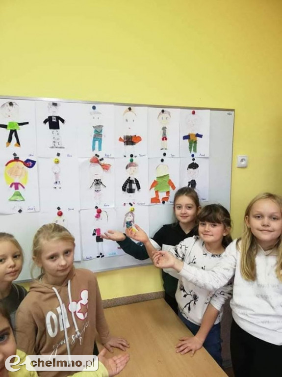 Wieczorne rozmowy między regałami
