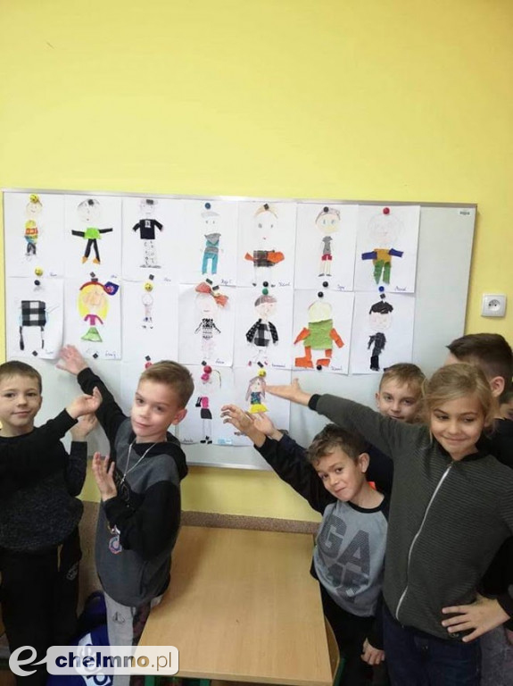 Wieczorne rozmowy między regałami