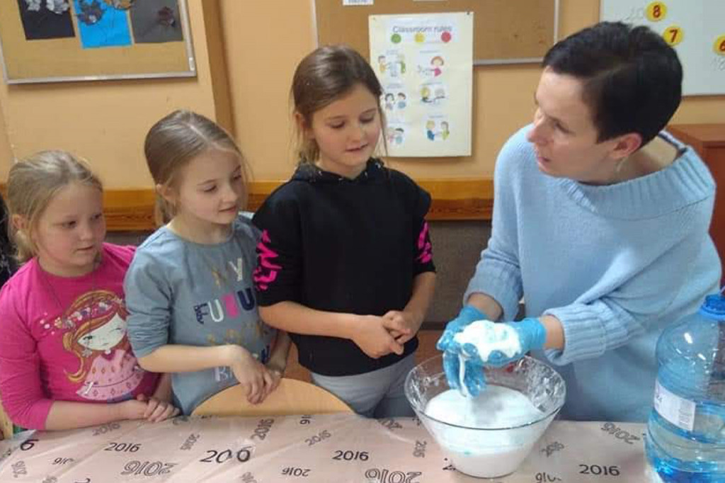 Biblioteczne konkursy i akcje oraz chemia w kuchni