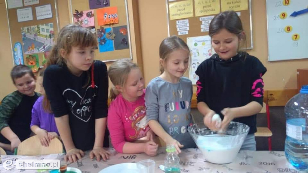 Biblioteczne konkursy i akcje oraz chemia w kuchni