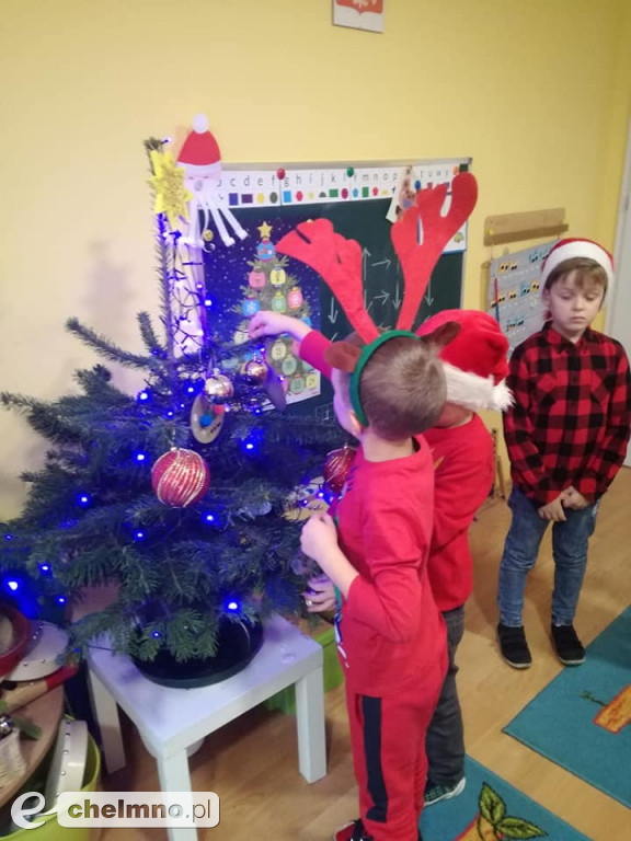 Brzdące z uśmiechami oczekiwały Mikołaja