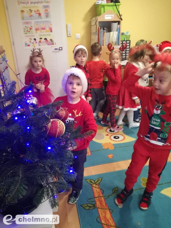 Brzdące z uśmiechami oczekiwały Mikołaja