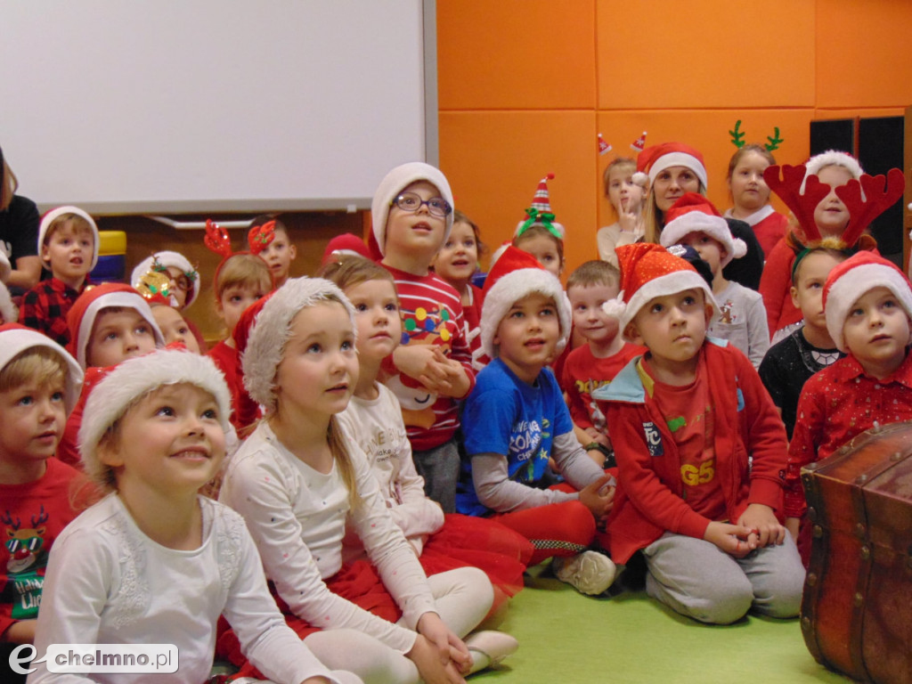 Brzdące z uśmiechami oczekiwały Mikołaja