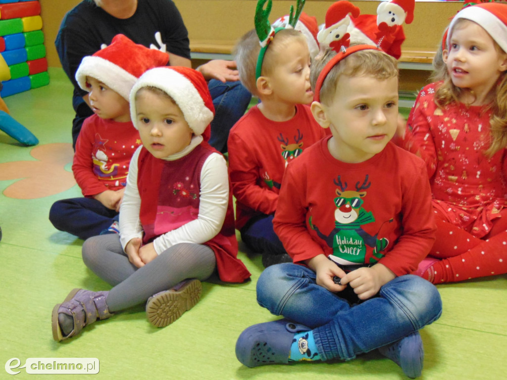 Brzdące z uśmiechami oczekiwały Mikołaja