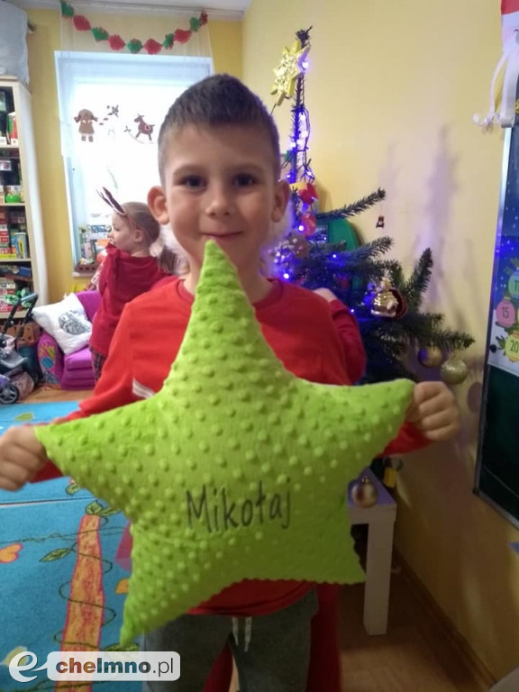 Brzdące z uśmiechami oczekiwały Mikołaja