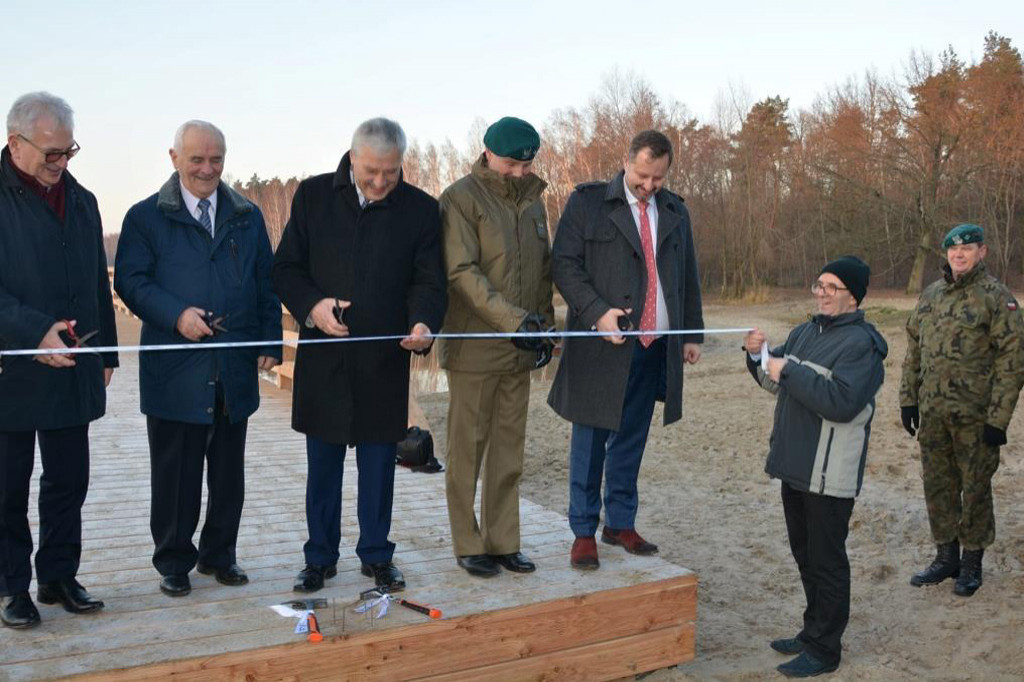 Żołnierze 3BDM wyremontowali pomost na jeziorze w Kamionkach Małych