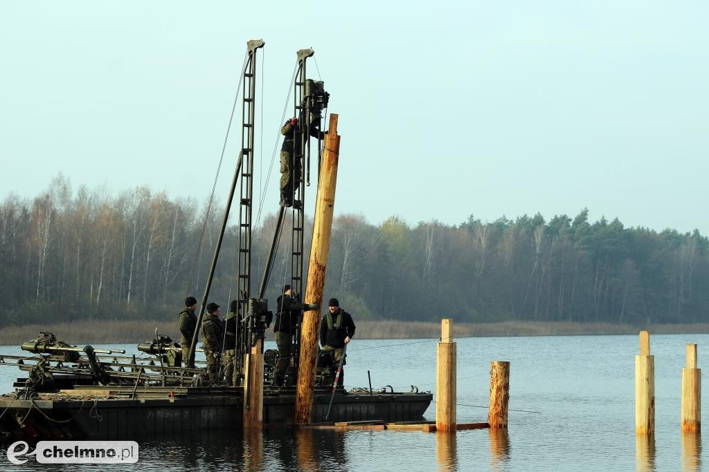Żołnierze 3BDM wyremontowali pomost na jeziorze w Kamionkach Małych