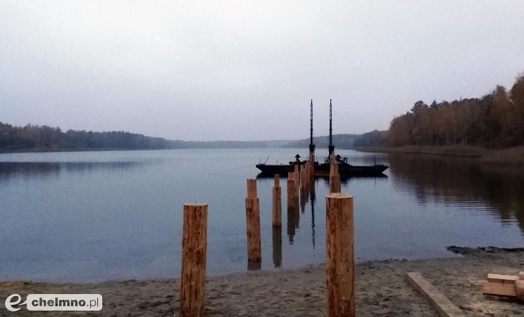 Żołnierze 3BDM wyremontowali pomost na jeziorze w Kamionkach Małych