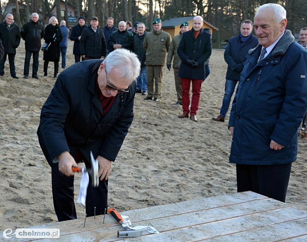 Żołnierze 3BDM wyremontowali pomost na jeziorze w Kamionkach Małych