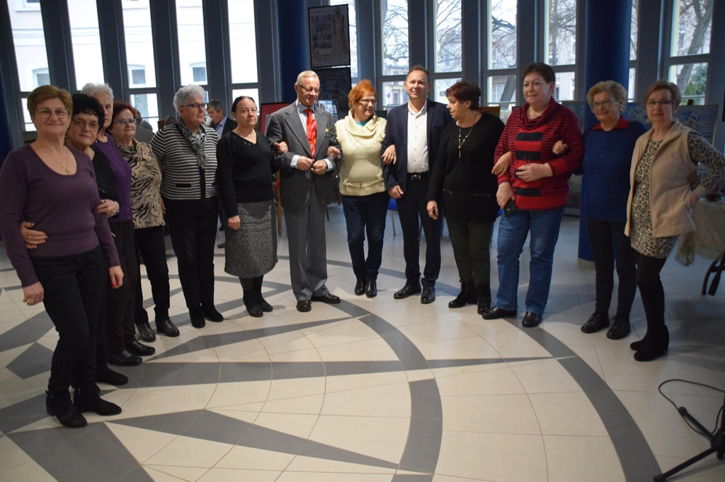 Seniorzy zaprezentowali swoje prace na wystawie w Rondzie