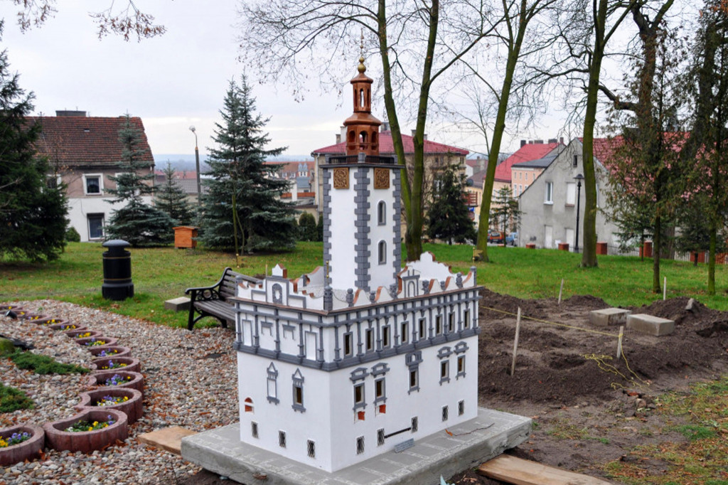 Miniatura chełmińskiego ratusza przy Urzędzie Miejskim w Świeciu