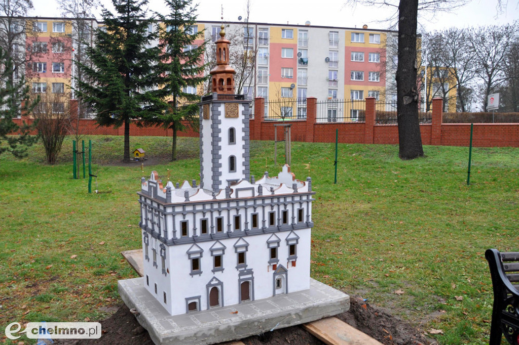 Miniatura chełmińskiego ratusza przy Urzędzie Miejskim w Świeciu