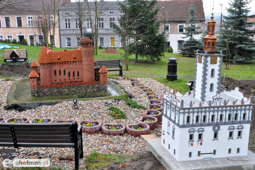 Miniatura chełmińskiego ratusza przy Urzędzie Miejskim w Świeciu
