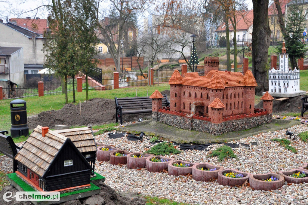 Miniatura chełmińskiego ratusza przy Urzędzie Miejskim w Świeciu