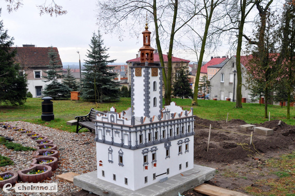 Miniatura chełmińskiego ratusza przy Urzędzie Miejskim w Świeciu