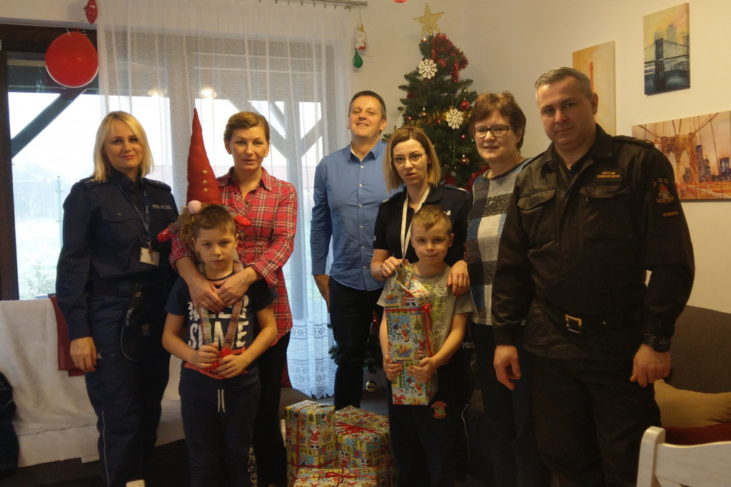 Strażacy i Policjanci wręczyli paczki dla dzieci