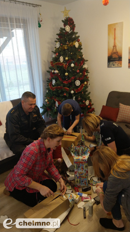 Strażacy i Policjanci wręczyli paczki dla dzieci