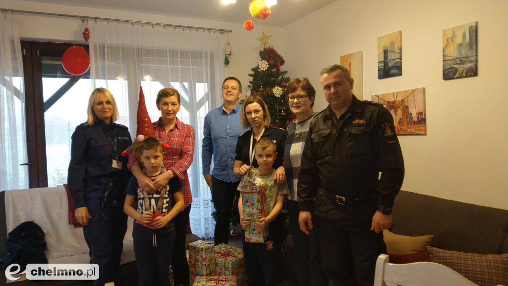 Strażacy i Policjanci wręczyli paczki dla dzieci