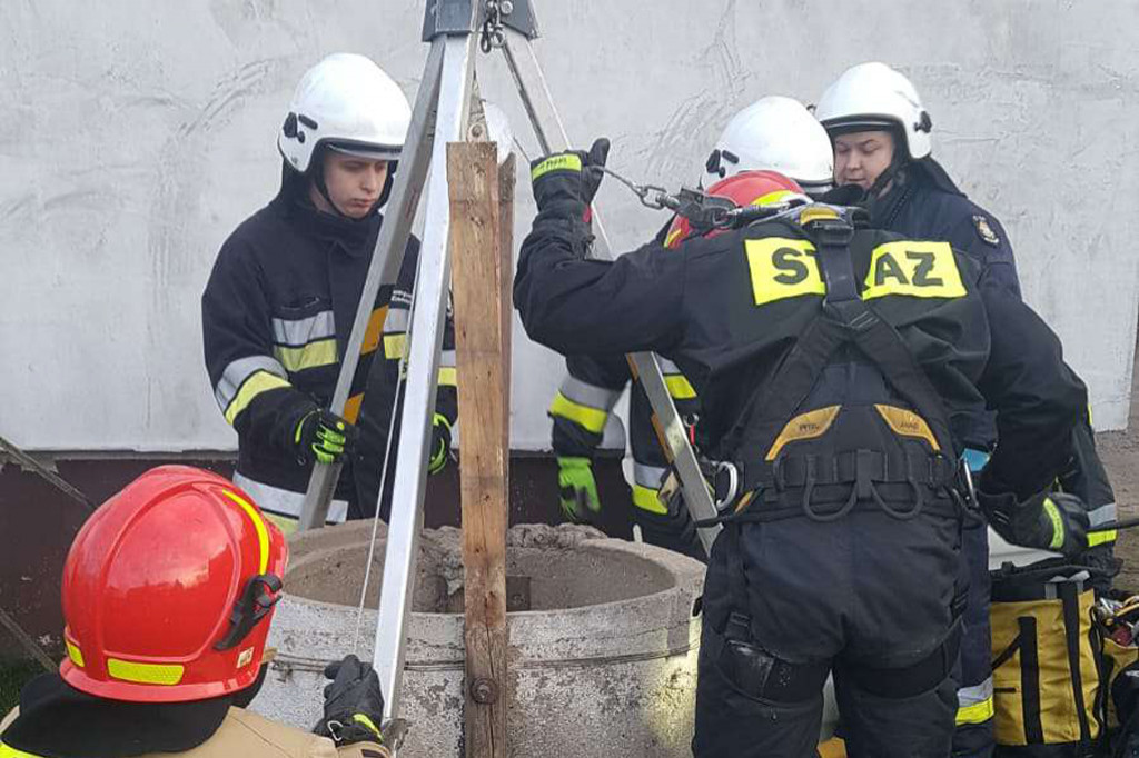 Strażacy uratowali kotka, który wpadł do studni