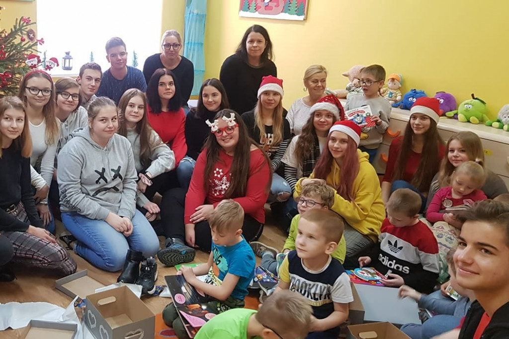 Podarowali książki w prezencie dla dzieci