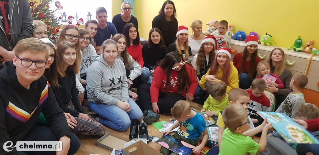 Podarowali książki w prezencie dla dzieci