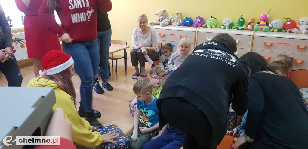Podarowali książki w prezencie dla dzieci