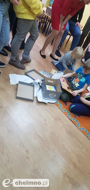 Podarowali książki w prezencie dla dzieci