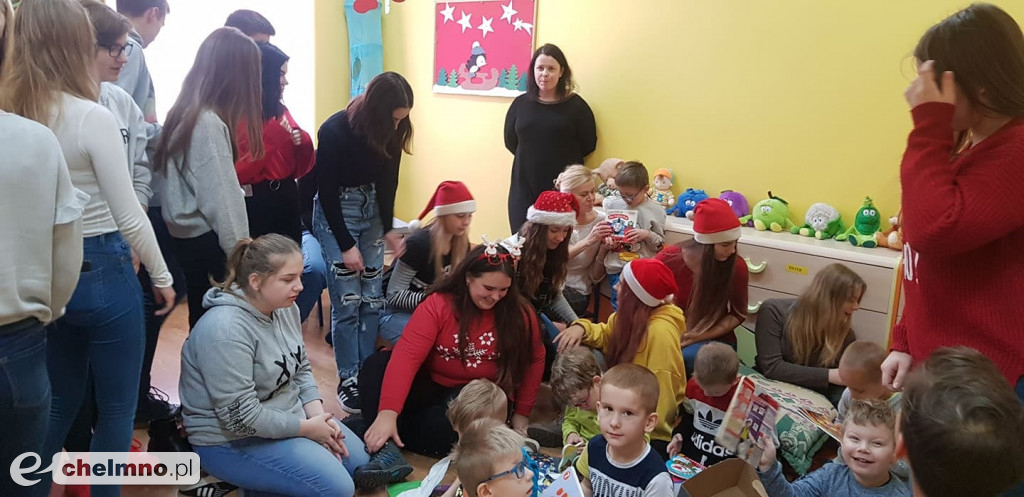 Podarowali książki w prezencie dla dzieci