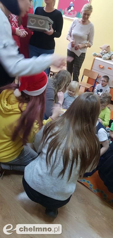Podarowali książki w prezencie dla dzieci