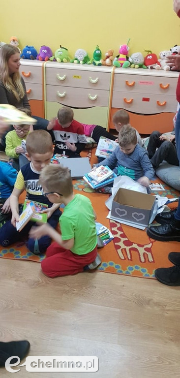 Podarowali książki w prezencie dla dzieci