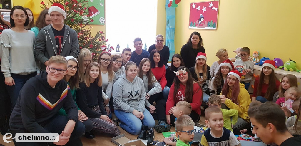 Podarowali książki w prezencie dla dzieci