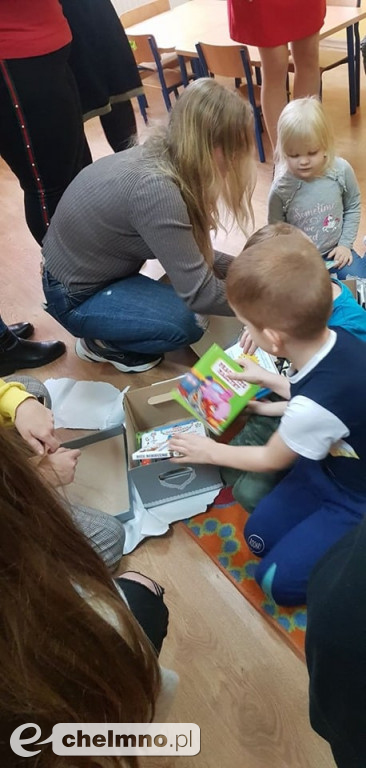 Podarowali książki w prezencie dla dzieci