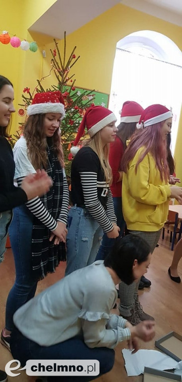 Podarowali książki w prezencie dla dzieci