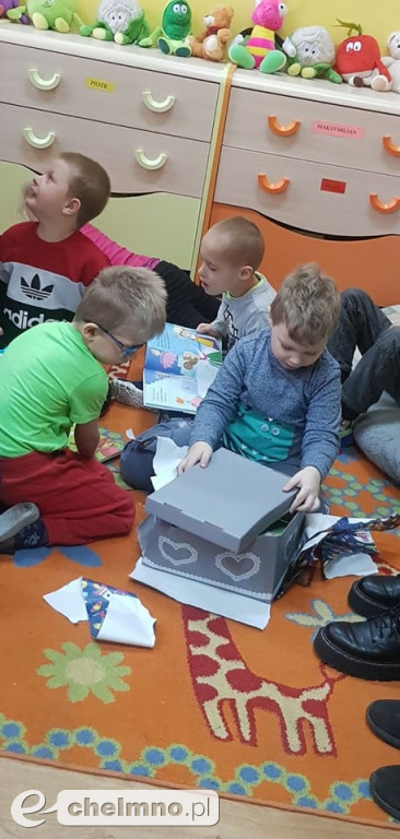 Podarowali książki w prezencie dla dzieci