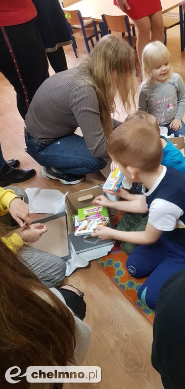Podarowali książki w prezencie dla dzieci