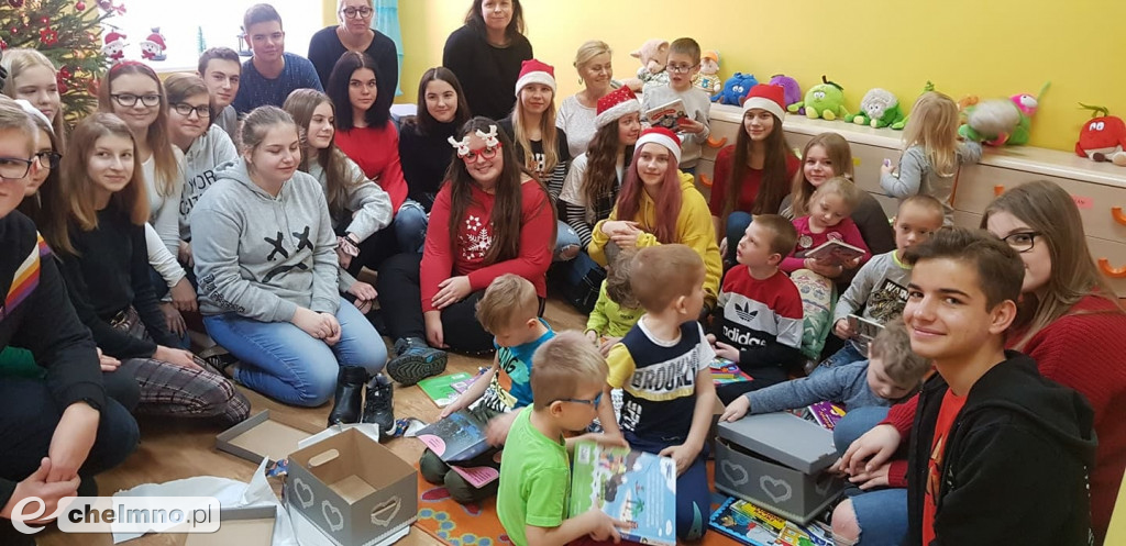 Podarowali książki w prezencie dla dzieci
