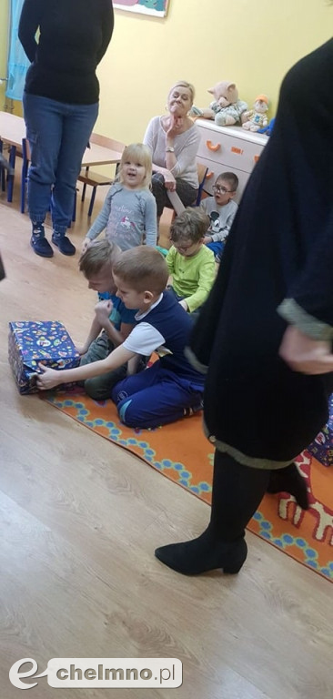 Podarowali książki w prezencie dla dzieci