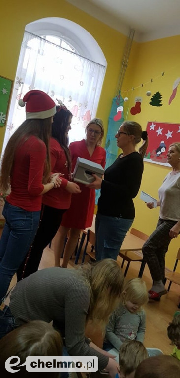 Podarowali książki w prezencie dla dzieci