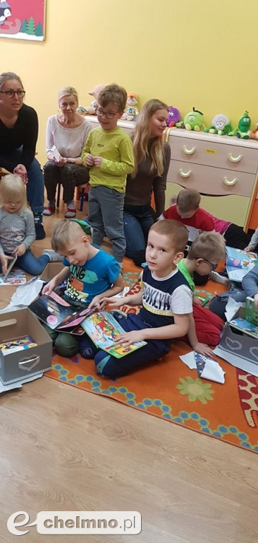 Podarowali książki w prezencie dla dzieci