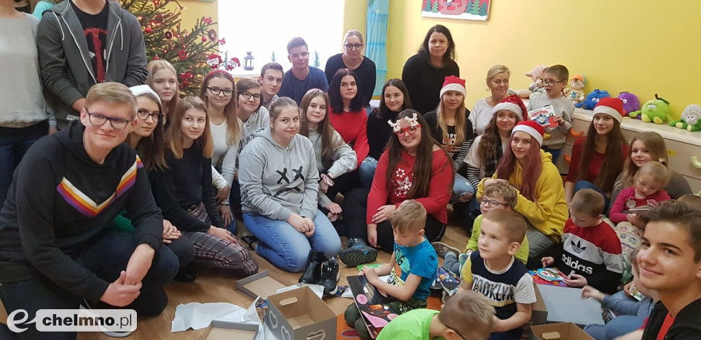 Podarowali książki w prezencie dla dzieci