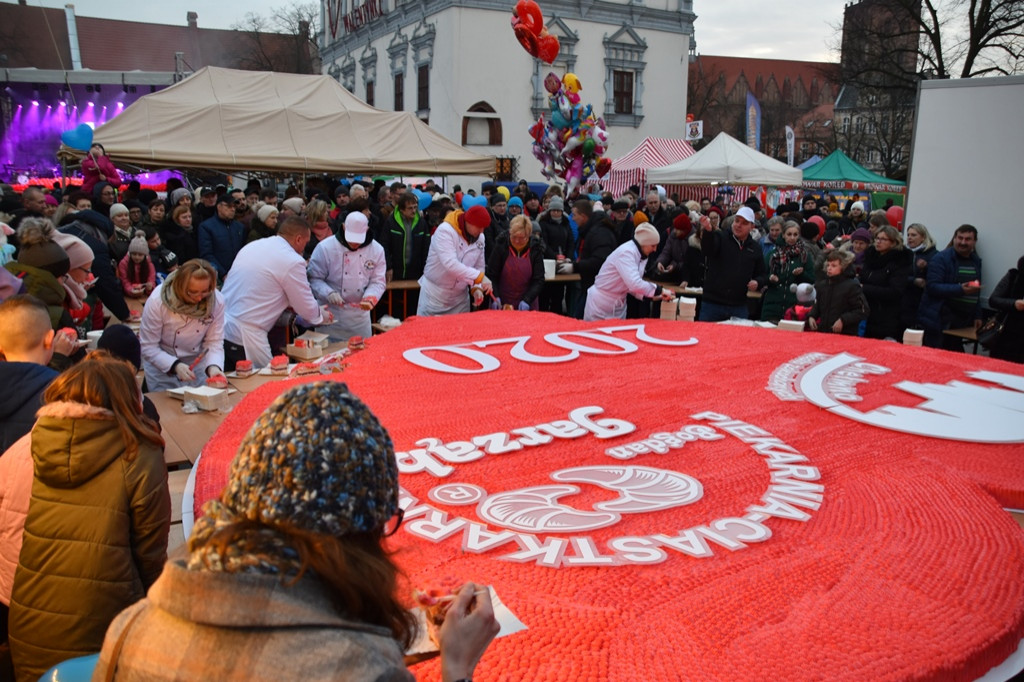 Wspaniale się udał rekordowy tort gigant