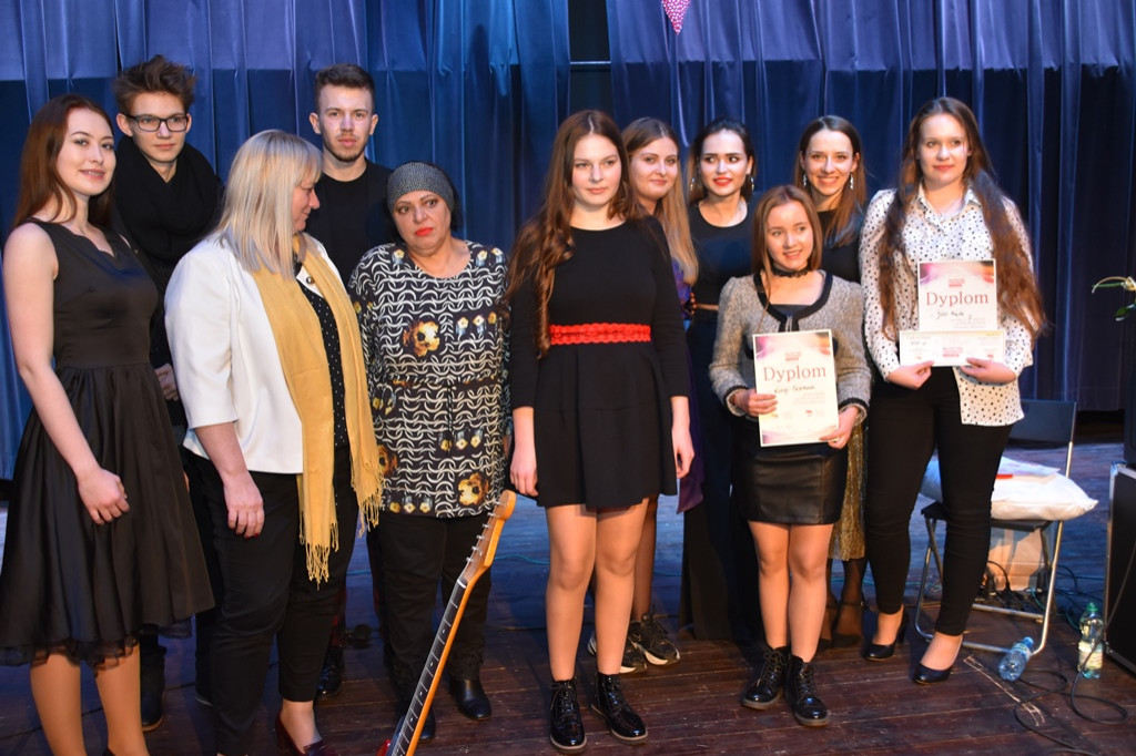 Grażyna Łobaszewska i Ajagore oraz laureaci Festiwalu Piosenki Miłosnej