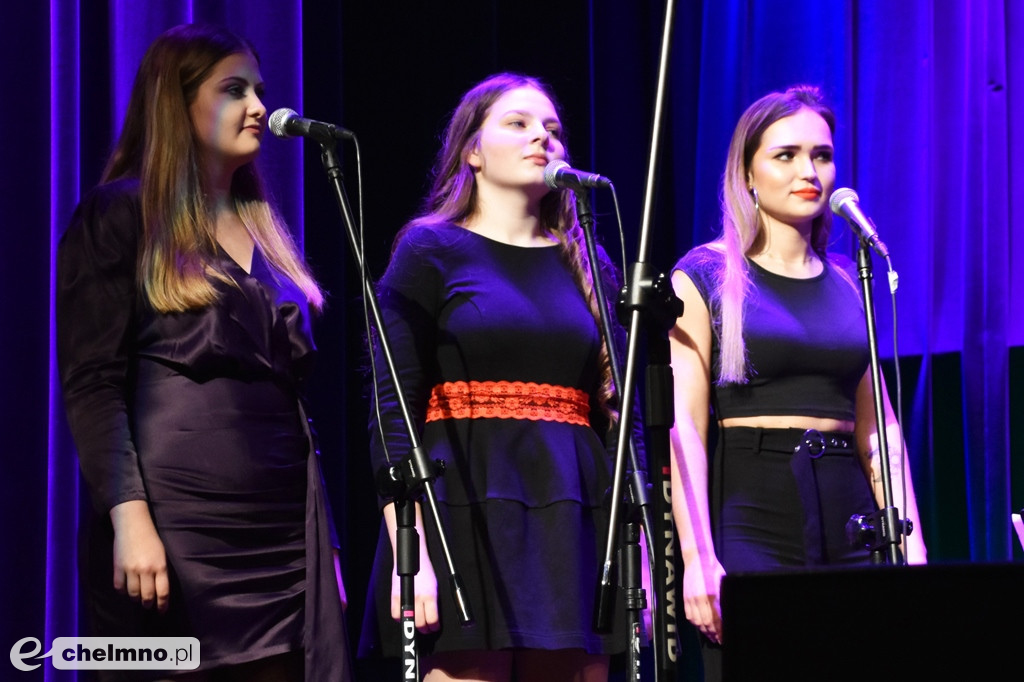 Grażyna Łobaszewska i Ajagore oraz laureaci Festiwalu Piosenki Miłosnej