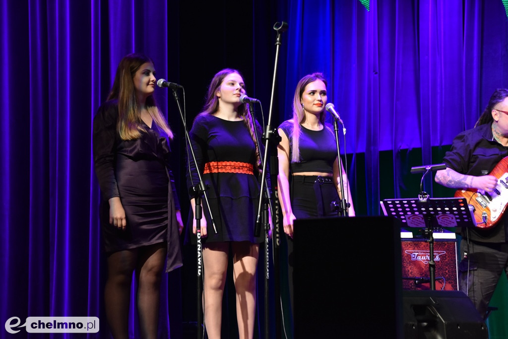 Grażyna Łobaszewska i Ajagore oraz laureaci Festiwalu Piosenki Miłosnej